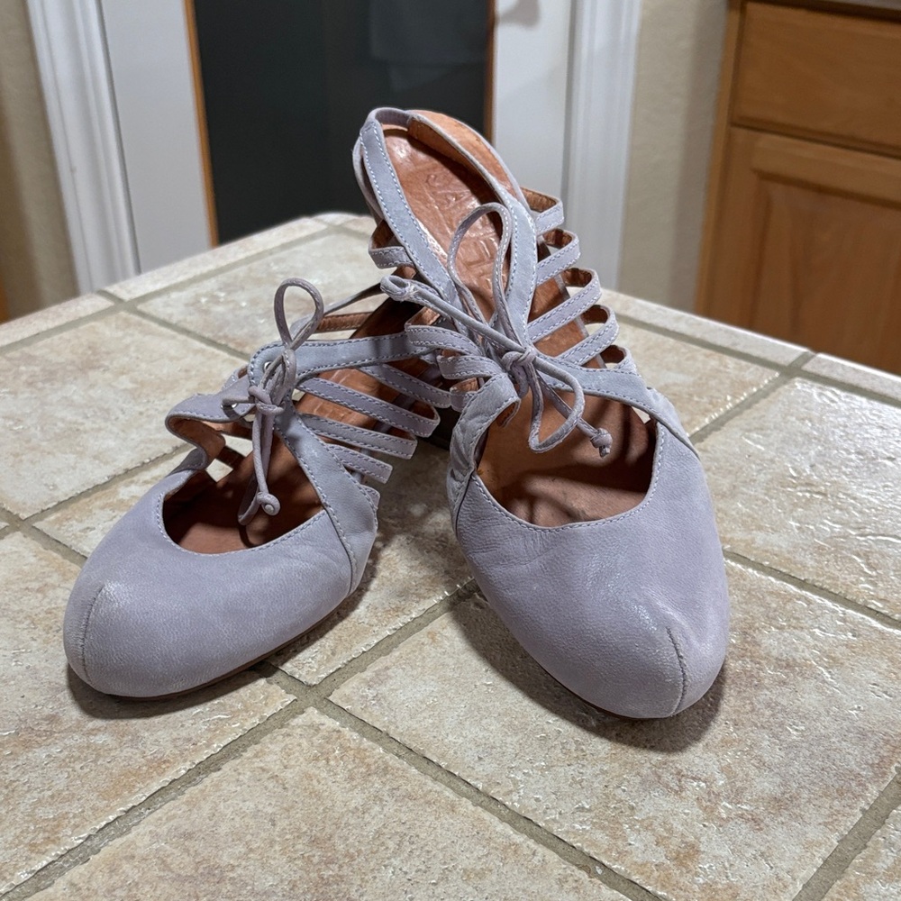 Chic Sachelle Women's Lace-Up Flats in Light Gray